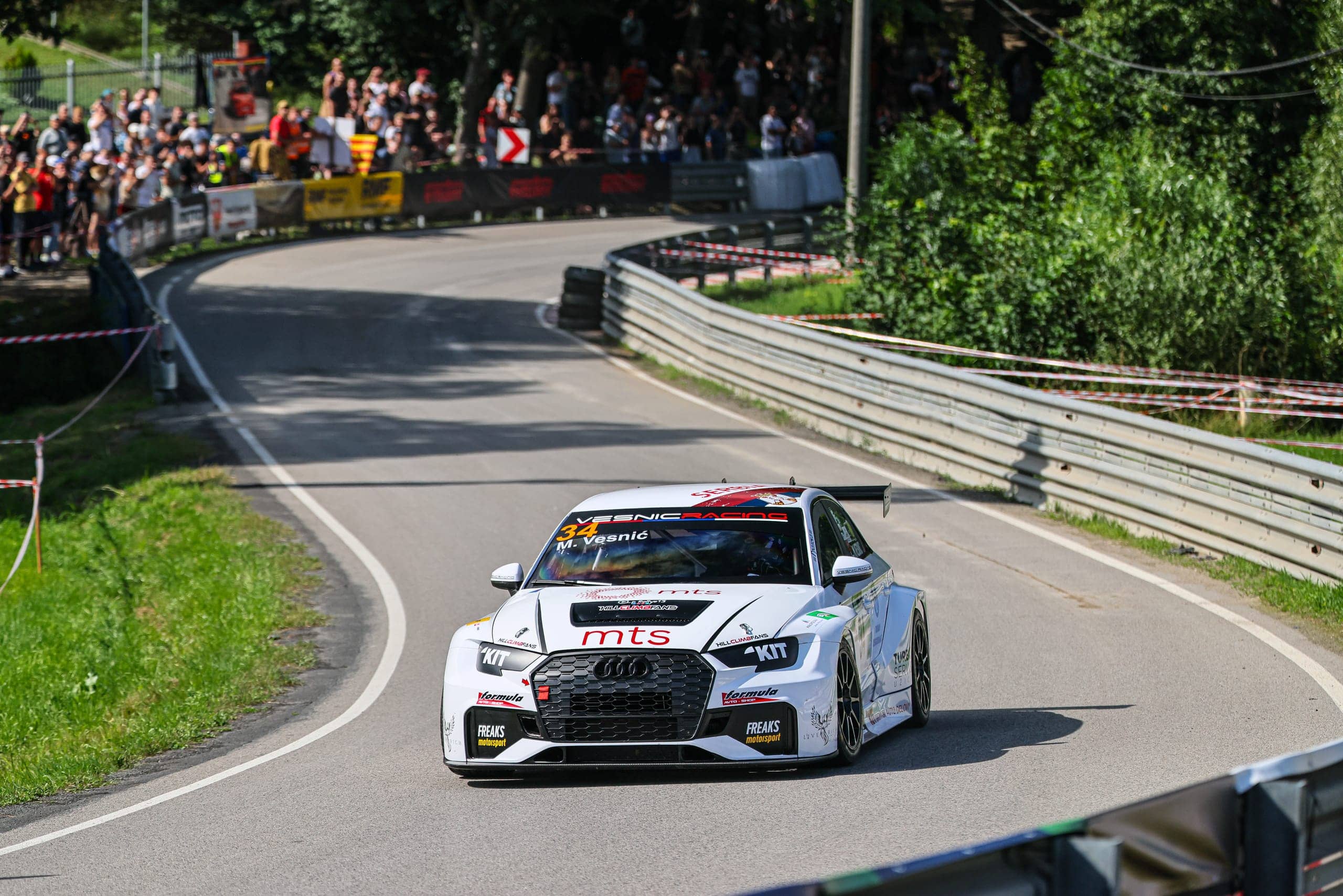 Audi #34 uz ogradu — brzi levi zavoj