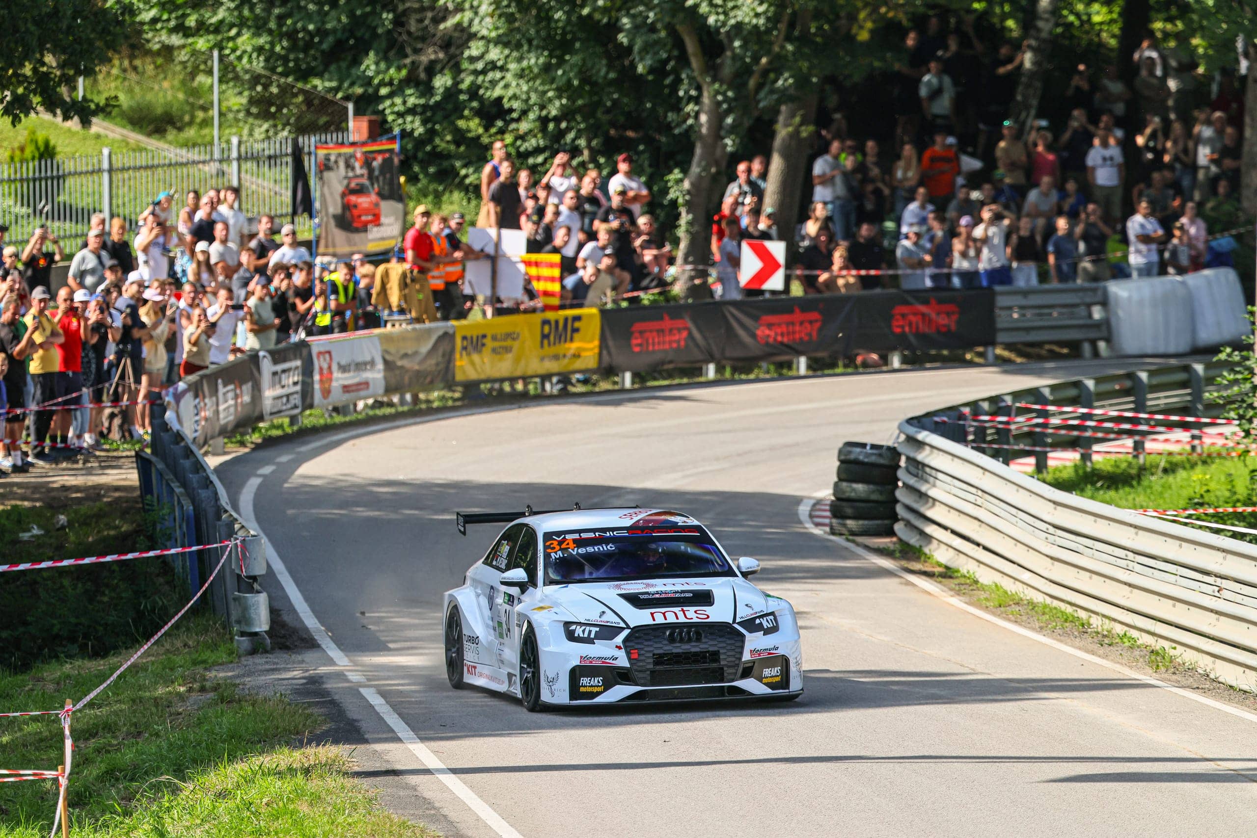 Frontalni napad — Audi #34 pred publikom
