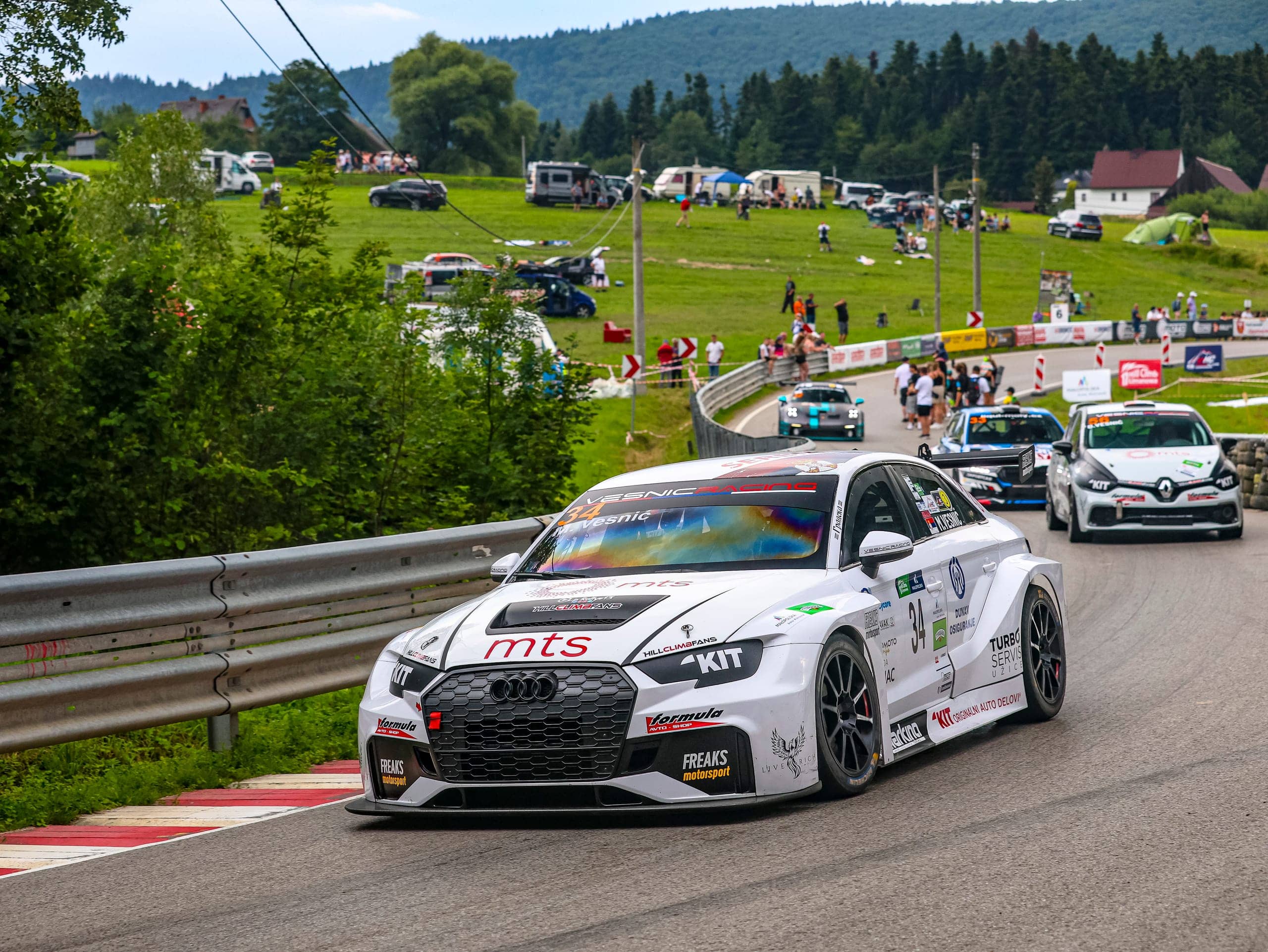 Oba timska automobila u redu za start — Audi #34 i Clio #56