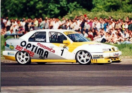 Alfa Romeo 155 sa startnim brojem 1 pred prepunom publikom