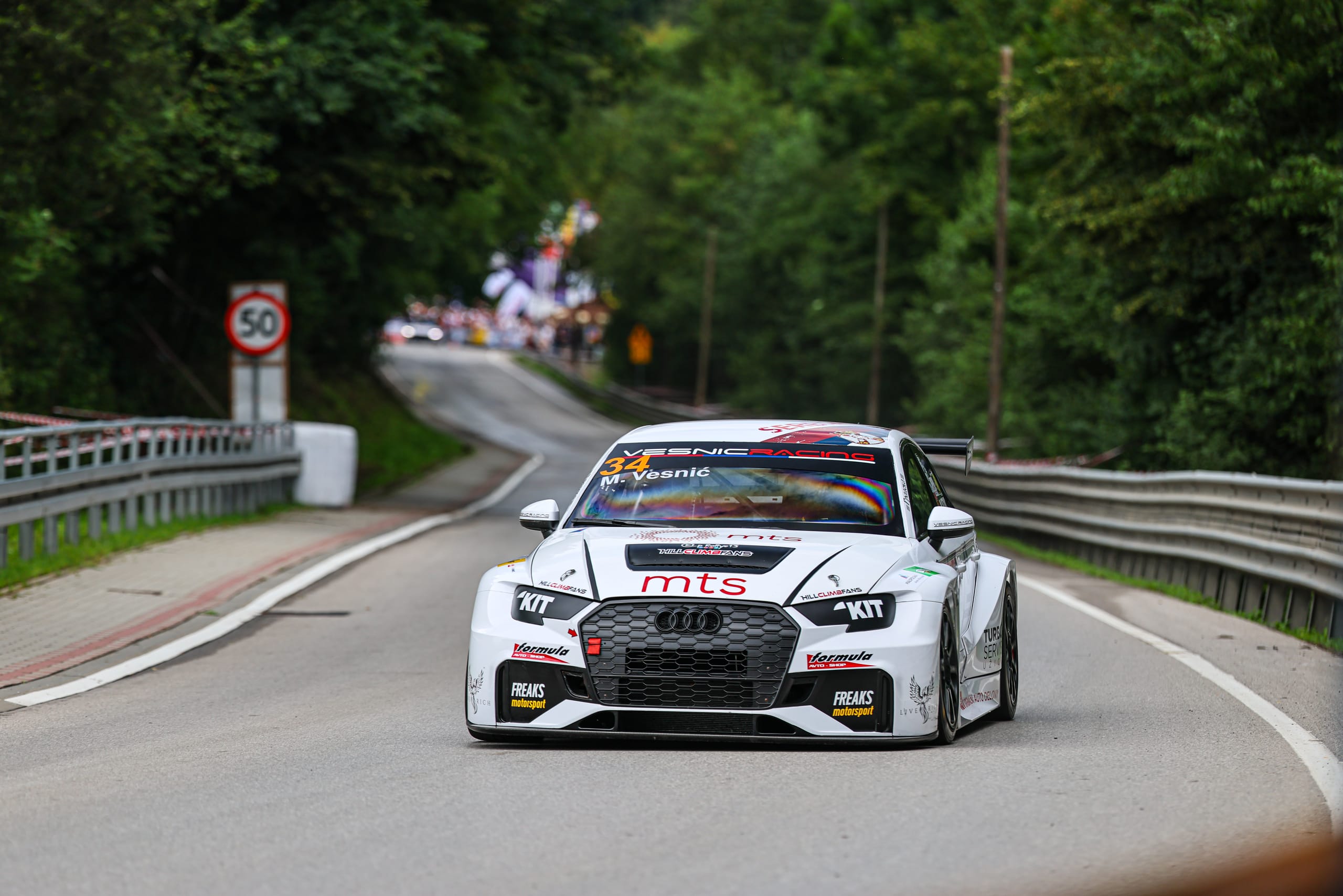 Audi RS3 LMS TCR izranja iz šumskog tunela