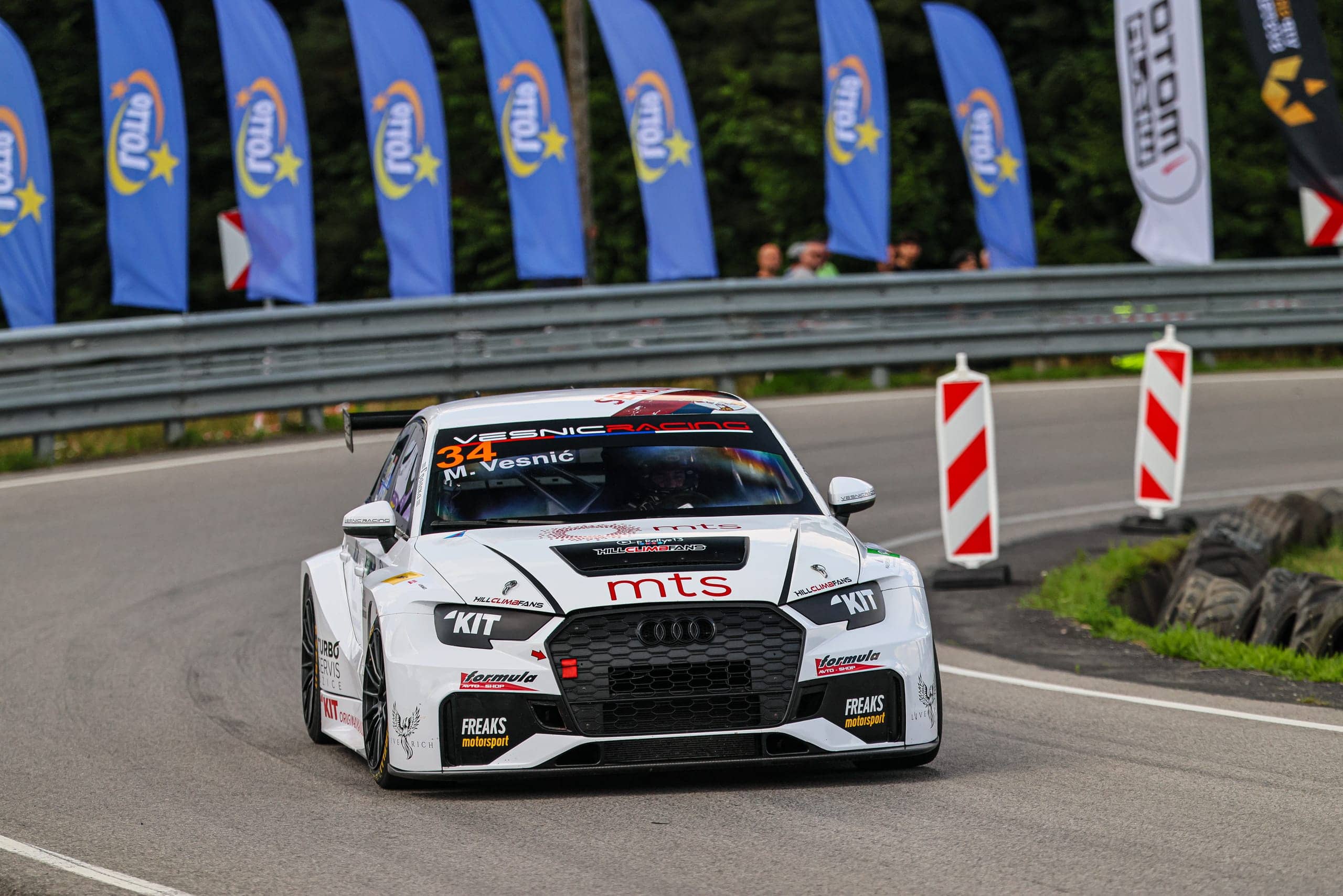Audi #34 kroz zavoj obeležen zastavama