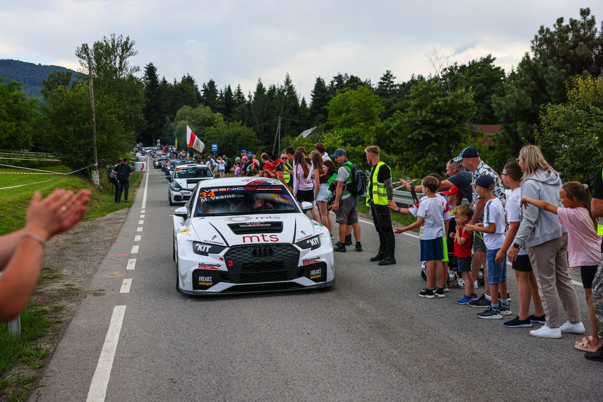 Ruke navijača prate Audi #34