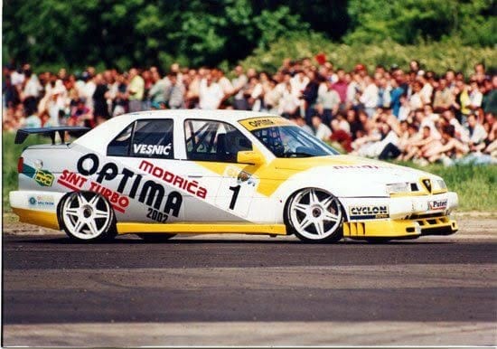 Alfa Romeo 155 sa startnim brojem 1 pred prepunom publikom