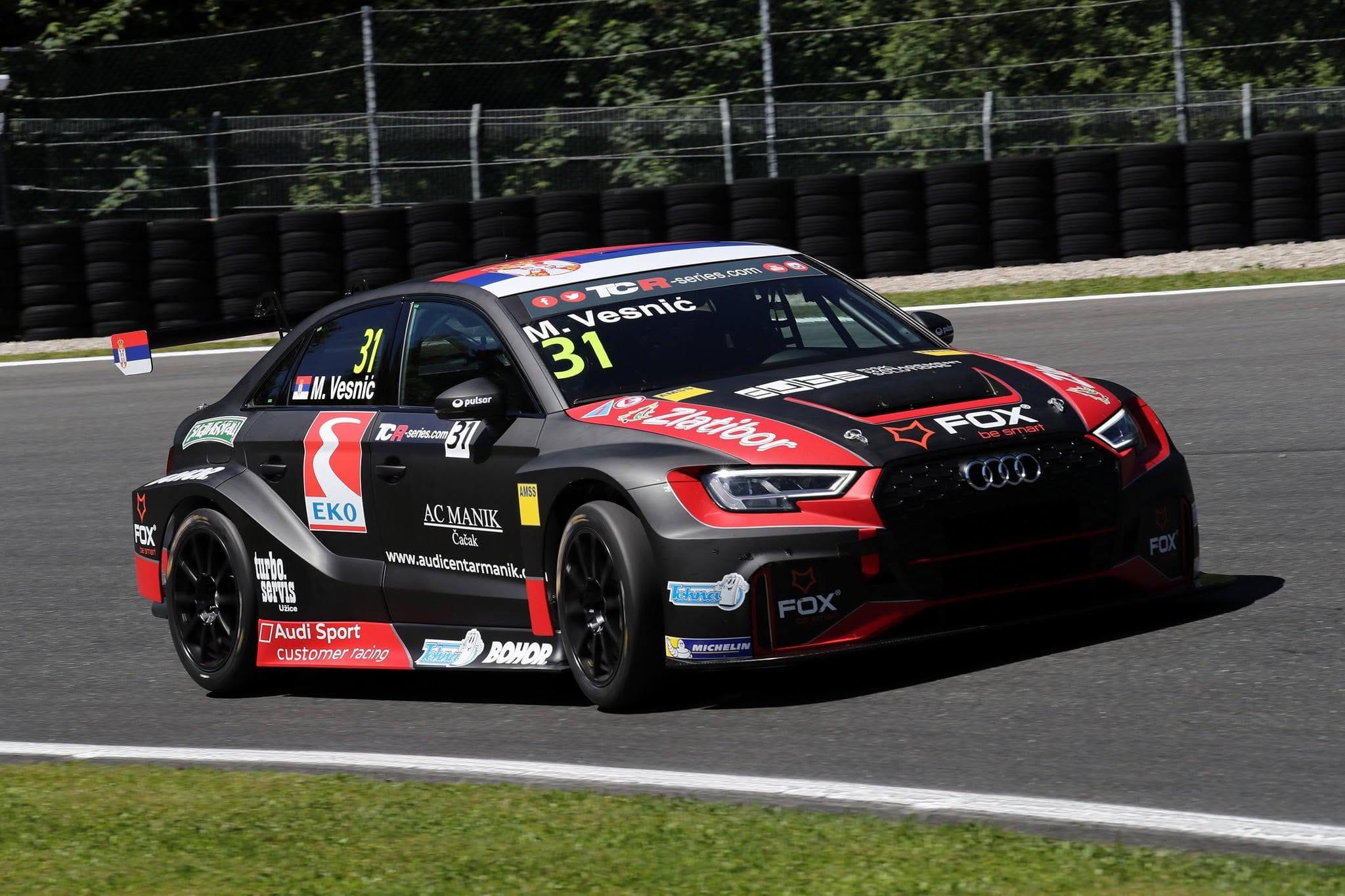 Audi RS3 LMS TCR na kružnoj stazi pre prelaska na brda
