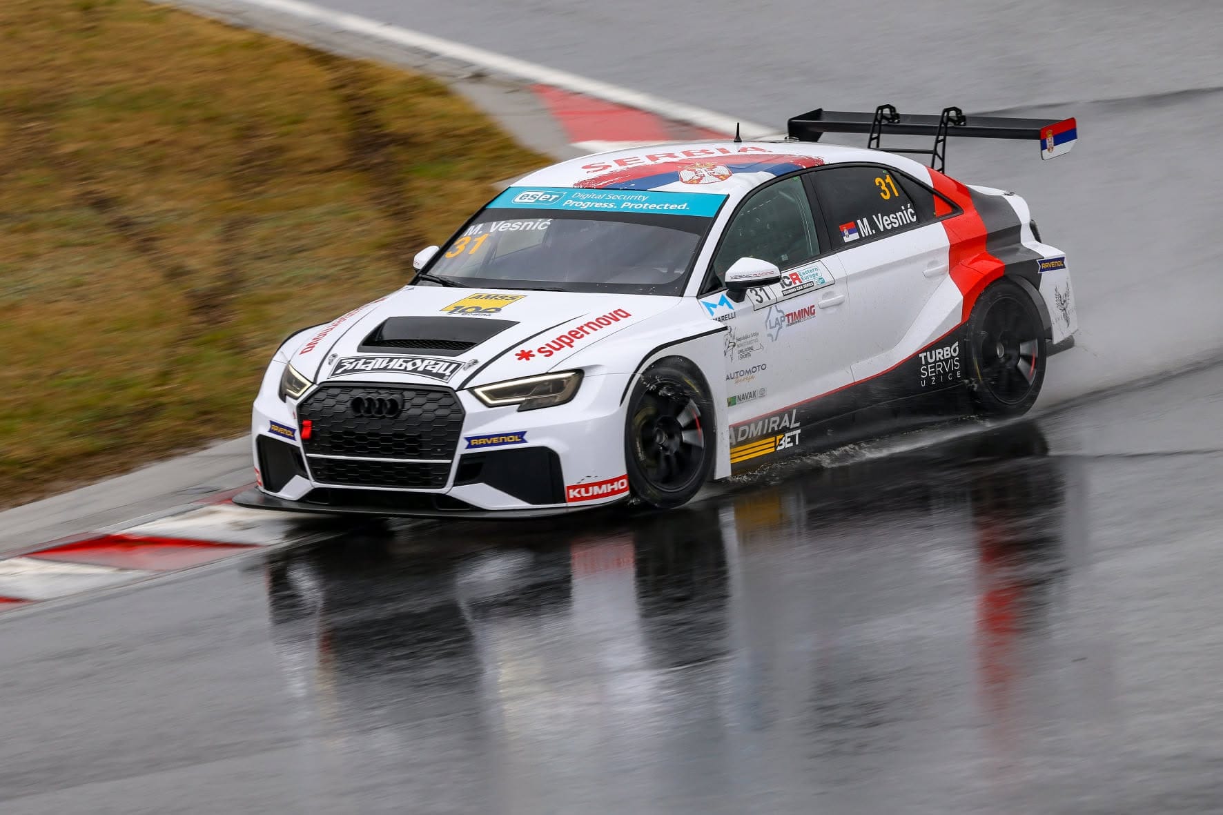 Audi RS3 LMS TCR na mokroj stazi