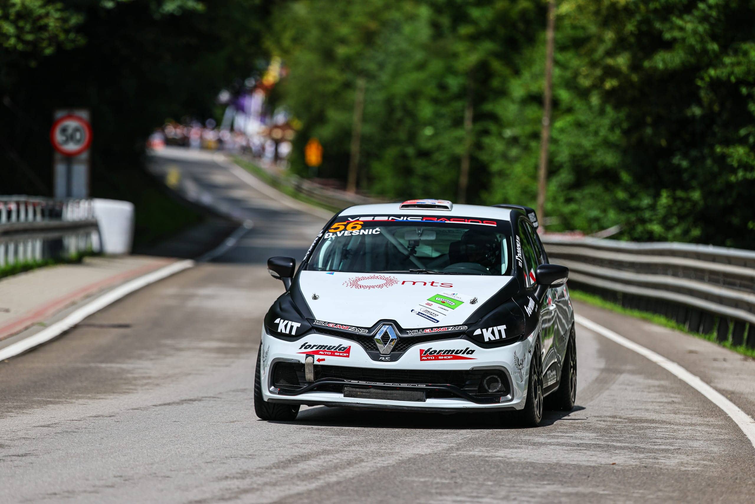 Clio #56 izranja iz zavoja