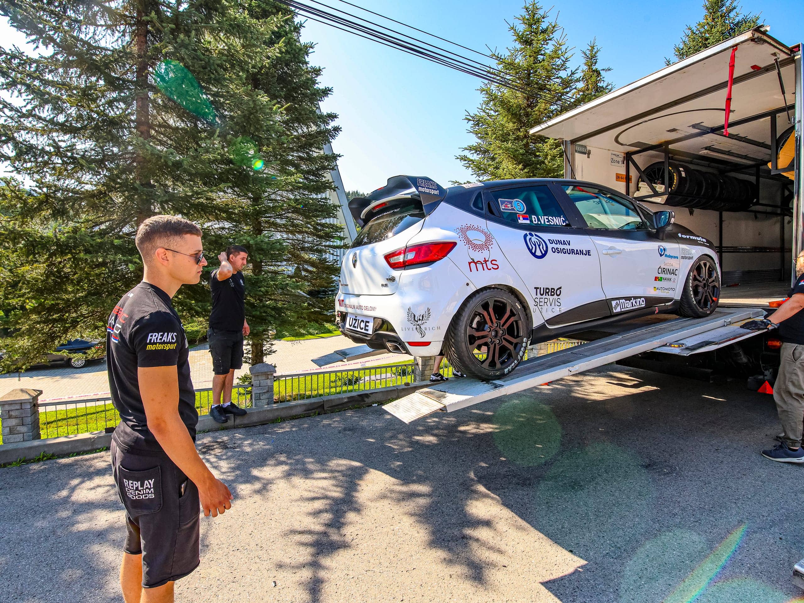 Istovar Clia iz transportera — početak trkačkog vikenda